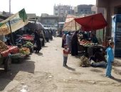 صور.. نقل الباعة الجائلين من شوارع مدينة إطسا وتجهيز منطقة الصهريج لهم