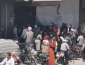 صور.. اضبط مخالفة ..طوابير  أمام شركة الاتصالات لتجديد الفواتير بالأقصر