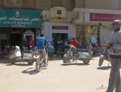 صور.. توفير كراسى أمام بنوك الغربية لانتظار المواطنين لمنع التكدس والزحام