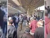 زحام داخل قطار الزقازيق - القاهرة رغم تحذيرات وزير النقل.. فيديو