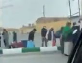 "إيران تضحى بشعبها".. حافلات تقل زوار هنود وباكستانيين لمدينة قم رغم حظر السفر