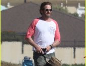 جيرارد بتلر ومورجان براون يكسرون الملل بنزهة فى ماليبو.. صور