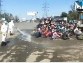 "ارقد على الأرض".. الشرطة الهندية تعقم عمال مهاجرين بطريقة غير آدمية.. فيديو