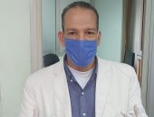 بالكمامة والجوانتى.. وائل يشارك فى مبادرة اليوم السابع للوقاية من كورونا