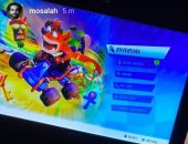 محمد صلاح يشغل وقته فى المنزل بـ "البلاى ستيشن" واللعب مع قطته.. صور