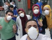 فيديو وصور.. مستشفى العجمى تحتفل بتعافى أحد المصابين بفيروس كورونا