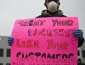 موظفو أمازون بأمريكا يتظاهرون ضد فصل موظف مصاب بكورونا.. صور