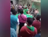 شاهد.. حفل زفاف نهارى بـ"التنورة" فى أحد شوارع دمياط يتحدى إجراءات كورونا