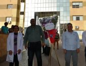 محافظ أسوان يهدي الأطقم الطبية بمستشفى العزل هدايا وباقات ورود