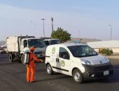 فرقة تعقيم مقابض السيارات في الأحياء المعزولة بسبب كورونا بالسعودية..صور