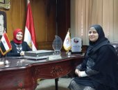 نقيب التمريض تكرم ممرضة أُصيبت بكورونا أثناء عملها بمستشفى حميات إمبابة