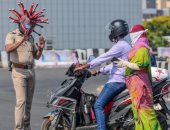  شرطى هندى يشجع الناس للبقاء بالمنزل بطريقة مبتكرة.. ماذا فعل؟ "صور"