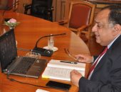 رئيس جامعة حلوان يجتمع أون لاين مع  اللجنة العليا للبرامج الجديدة لمتابعة التعليم عن بعد 