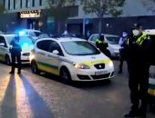 دورية شرطة إسبانية تتوقف أمام مستشفى مدينة جيرونا لتحية الأطباء.. فيديو