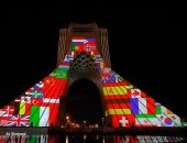 برج الحرية فى إيران يتشح بأعلام بلدان ضحايا وباء كورونا.. فيديو