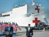 هل ينقذ المستشفى العائم مدينة "نيويورك" من كورونا؟.. سفينة "يو إس إن إس" تصل المنطقة المنكوبة لمساعدة المشافى على علاج المصابين.. ومدير المعهد الوطنى للأمراض المعدية لـ"الأمريكيين": الزموا منازلكم إلا للضرورة