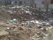 سيبها علينا.. شكوى من انتشار القمامة بشارع منشية النور ببنها