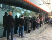 أيدى فى ايدك نواجه كورونا.. متطوعون يضعوا مقاعد وعلامات لتنظيم صرف المعاش  