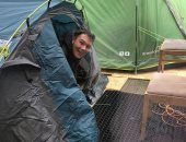 زوج يصنع خيمة أمام منزله ويعيش فيها خوفا على زوجته مريضة الربو من كورونا 