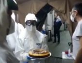أطباء إيطاليون يحتفلون بعيد ميلاد مصاب بفيروس كورونا بمستشفى ميدانى.. فيديو