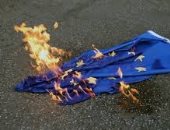 إيطاليون يحرقون علم الاتحاد الأوروبى بعد تخليه عنهم فى أزمة كورونا.. فيديو