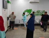 صور.. صرف المعاشات بمكاتب البريد والمدارس وتوفير مقاعد لكبار السن فى الفيوم