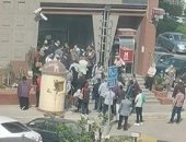 خوفا من كورونا ..قارئ يشكوى من تزاحم المواطنين أمام إحدى البنوك بعباس العقاد