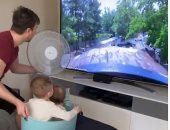 شاهد.. أب يبتكر طريقة جديدة لتسلية أطفاله خلال فترة الحجر الصحى