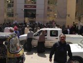 قارئ يطالب حل مشكلة تكدس المواطنين أمام البنوك بطهطا فى سوهاج