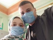 بالجوانتى والكمامة.. محمد وشقيقته يشاركان فى مبادرة الوقاية من كورونا بسوهاج