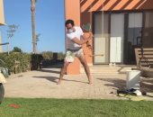 رامى عاشور يحارب الذباب بمضرب الاسكواش بعد توقف النشاط الرياضى