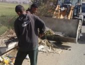 صور.. حملة نظافة ورفع 40 طن أتربة ومخلفات صلبة بمركز أخميم فى سوهاج