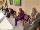 صور.. طلاب كفر الشيخ يستلمون شريحة التابلت وسط إجراءات وقائية من "كورونا"