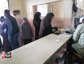 صور.. بدء صرف المعاشات بمكاتب البريد وإجراءات لمنع التزاحم فى اليوم الأول.. الموظفون يرتدون الكمامات ويستخدمون المطهرات مع كل تعامل.. وفتح المدارس بعد تعقيمها للتخفيف عن المكاتب لمواجهة كورونا