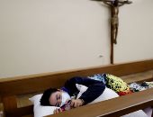 عمال مستشفى بالفلبين يلجأون إلى كنيسة الجنائز وسط إغلاق مترو مانيلا