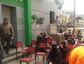 صور .. انتظام صرف المعاشات وشرائح التابلت بمنافذ التسليم بالشرقية