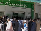 زحام أمام مكاتب البريد والسنترالات بالمحافظات.. ماكينات الصرف الآلى الأكثر جذبا للطوابير...وتكدس فى مكاتب البريد لصرف المعاشات  والأهالى يتكدسون فى تجمعات كبيرة لسداد فواتبر الإنترنت والتليفون بسوهاج.. صور