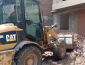 محافظة القاهرة تزيل مخالفتى بناء فى حى الشرابية.. صور