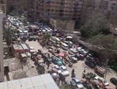 أهالى كفر طهرمس يشكون من انتشار الباعة الجائلين وزيادة ازدحام الشارع