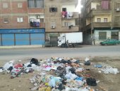 قارئ يشكو انتشار القمامة أمام منزله بطريق أخميم بسوهاج
