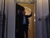 بوريس جونسون يصفق لتحية الأطقم الطبية فى فيديو جديد: أنتم مصدر إلهام