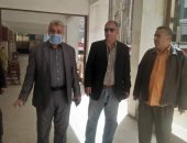 صور .. رئيس مدينة زفتى يطمئن على انتظام صرف المعاشات بالمدرسة المهنية 