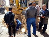 صور.. كسر ماسورة مياه وخط رئيسى بالعامرية.. والحى يتابع أعمال الإصلاح