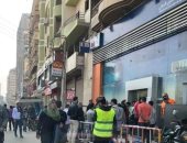 صور .. اضبط مخالفة .. تكدس وطوابير أمام ماكينات الصراف الآلي بالزقازيق 