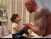 فيديو..‫ ذا روك يعلم ابنته غسل يديها بشكل صحيح على أنغام أغنية "موانا"