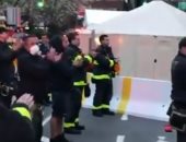 رجال الإطفاء فى نيويورك يجتمعون أمام احدى المستشفيات لدعم وتحية الأطباء