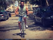 شاهد عمرو سعد بيسلى نفسه بـ"العجلة" فى الحظر