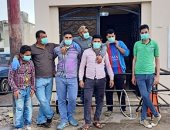 للوقاية من كورونا.. شباب قرية الهويس بالإسكندرية يتطوعون لتطهير القرية