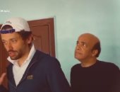 ساعة الغلط بنطرطش زلط.. كريم محمود عبد العزيز يقلد شخصية والده فى فيلم الكيف
