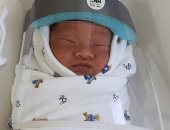 للحماية من كورونا.. وضع قناع واق لطفل حديث الولادة داخل مستشفى بتايلاند